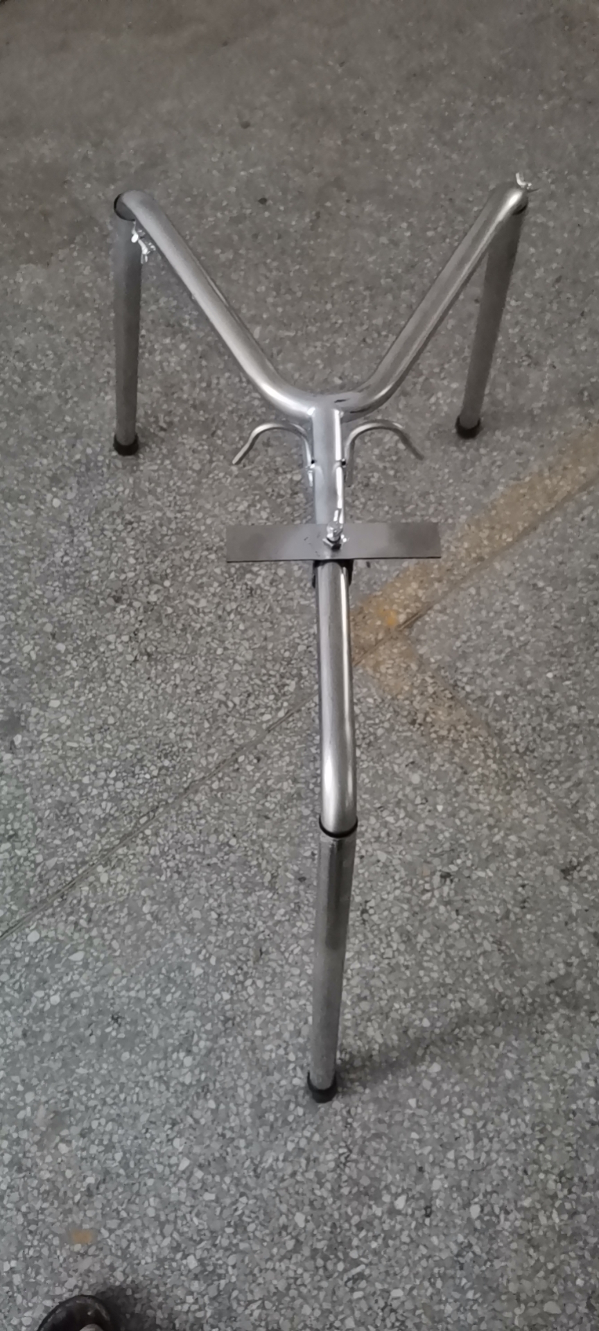 猪不凡仔猪立式阉割架 不锈钢阉猪器 三脚架阉猪器便携式阉割架